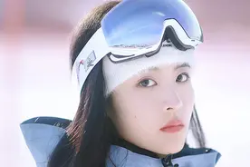 孙芮滑雪大片发布 示范雪场look穿搭教科书图片