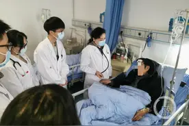 “任性“”的代价！八旬老大爷长期通宵打麻将吃止痛药险丧命图片