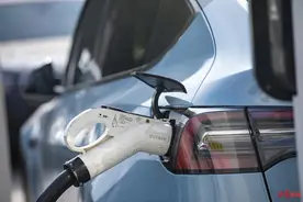 私桩安装困难、公共充电桩“凌晨四点起床抢”，“私桩共享”可行吗？图片