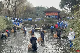又是别人家的学校！校长带头，师生下池塘抓鱼，食堂今晚还安排了全鱼宴图片