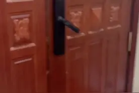 安徽一开锁师傅误把自己锁屋内，拒绝找同行帮忙：这太丢人了图片