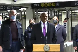 痛心！美国华裔女子被推下地铁站台，当场死亡！身份确认：德勤高管图片