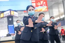 春运第一天：火车北站：忘带身份证 照样可检票进站图片