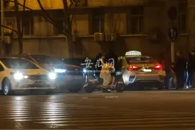 突发！合肥一出租车左转时闯入逆向车道 司机病发送医图片