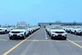 在火车里开汽车，是什么体验？图片
