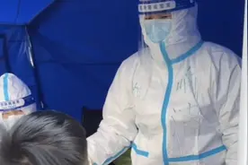 “我一看就知道”！小男孩凭采核酸手法，认出“大白”妈妈图片