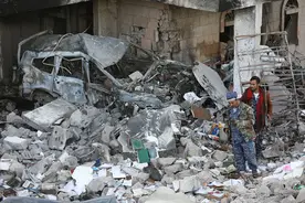 沙特联军空袭也门胡塞武装据点，此前一天阿联酋阿布扎比遇袭图片