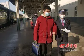 商洛盲人学生宝鸡乘火车回家 车站工作人员安全悉心照顾安全送达图片
