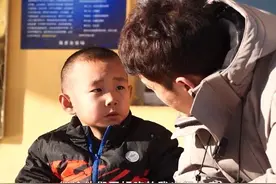 “我妈走了，我爸坐牢了”7岁男孩经历令人破防，因没有户口面临上学问题图片