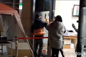 快讯／ØZI一身黑现身敦南派出所！全程静默为性爱片外流报案图片