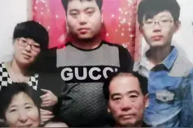 兵哥哥跨越3400公里悄悄回家探亲，摘下口罩那一刻，母亲的表情亮了……图片