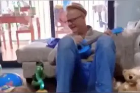 美国爸爸辅导孩子写汉字气到暴走……网友：全球同款崩溃图片