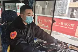 小女孩坐公交误投5元饭钱急坏了！司机一个举动很暖心图片