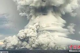 她们排队剪去长发，只为拯救自己的国家……图片