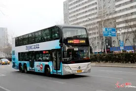 北京300余部双层公交穿冬奥“新衣”图片