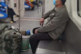 一只帆布包，一只塑料桶，一个归乡人，春运回家路上的塑料桶里装着啥图片