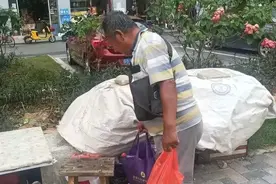 破产董事长流浪深圳街头拾荒为生 公益组织：已帮助找到家人回到家乡图片