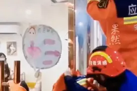 女孩手卡门缝半小时，救援被物业阻挠！消防员霸气回怼图片