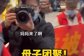刚刚！被拐24年的张洋洋，给了痛哭的母亲一个吻……图片
