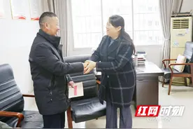 龙山：时荣芬春节前为专家人才送温暖图片