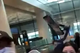 李芳母子认亲现场围绕数个寻亲家庭，多人举寻人启事扩散信息视频封面