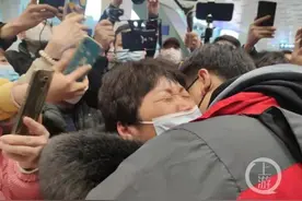 重庆警方从千余照片中找到线索，张洋洋被拐24年后与母亲相认图片