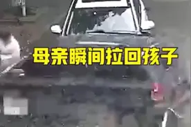 铜陵：车祸瞬间 母亲一把将孩子拉回怀里图片