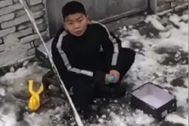 弟弟为看守姐姐的雪鸭子，坐楼下2小时！网友：我弟一脚一个……图片