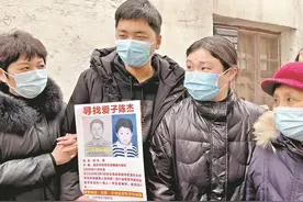 张洋洋跟着妈妈回到河南故乡，母子俩想当寻亲志愿者图片