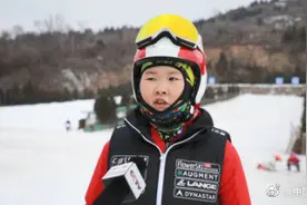 9岁滑雪冠军鼓舞大人走上冰雪图片