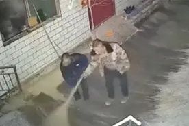 思念！年迈父亲深夜一遍遍清扫门前积雪，等孩子们回家过年图片