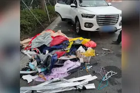 最担心的事发生了！车顶行李架散架，五彩衣物洒满高速