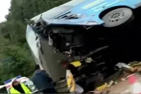 重庆一高速服务区旁大巴侧翻，官方：多人受伤无大碍图片