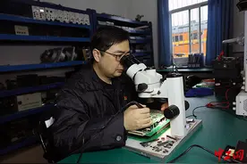 火车头的焊“芯”人图片