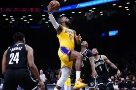 沃格尔：詹姆斯愿意在生涯晚期改变打法 他进入极佳的节奏图片