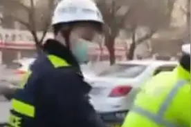 河南伊川县交警查违章现场扫码收费 警方回应视频封面