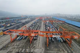 中欧班列装卸员：16米高处 2平方米空间 他一天连续工作8小时图片