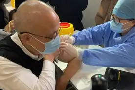 上药康希诺开打了！上药总裁左敏首个接种视频封面