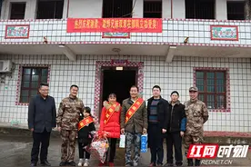 双峰县：军官兄妹立功受奖 喜报送到军属手上图片