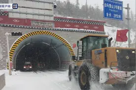云南迪庆遭遇强降雪天气 国道214线、香丽高速部分路段封闭图片