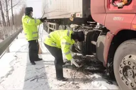 常年被冰雪覆盖，陡坡、急弯较多，海拔3000多米的乌鞘岭上驻守着这样一群交警图片