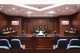 “行李箱藏尸案”被告谢磊一审被判死刑，曾借被害人1万元用于赌博图片