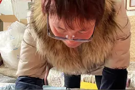 小伙第一次去山东女友家，丈母娘给他做了件手工棉袄！网友：加上女儿是两件图片