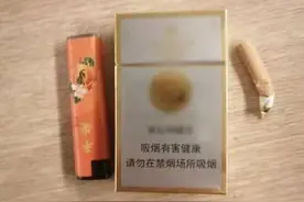 男子发现高铁厕所没有摄像头，于是点燃了一支烟……图片