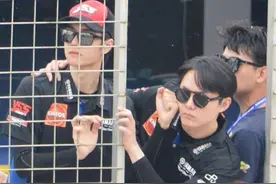 摩托兄弟关系好！王一博为电影《四海》打call图片