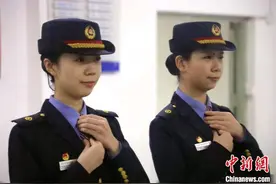 “00后”双胞胎姐妹高铁乘务员的首个春运图片