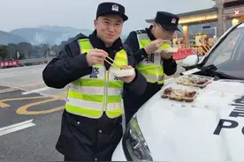 以石头为餐桌，用蛋挞当酒杯……在富阳，他们吃了一顿特殊的年夜饭图片