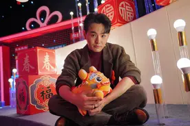 央视春晚魔术师邓男子回应：《迎春纳福》没有托图片