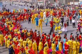 新疆洛浦：数万名群众欢歌起舞共庆虎年新春图片