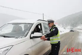 凉山多条国省道交通管制，盐源小高山路段降雪禁止通行图片